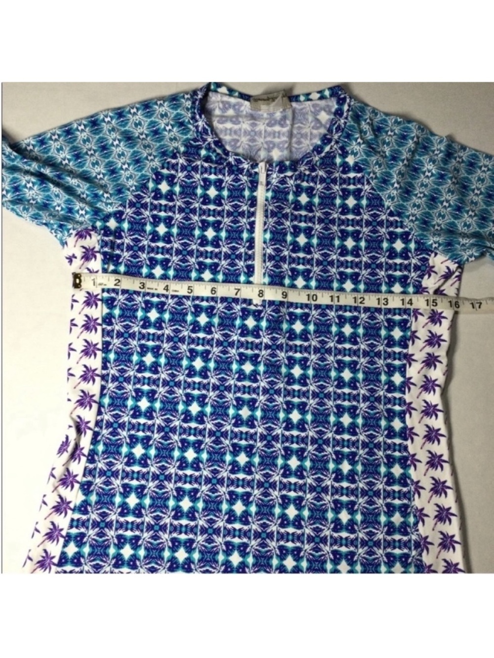 Tommy Bahama RashGuard
Small - Picture 7 of 8